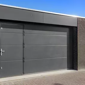 Garagedeur met loopdeur