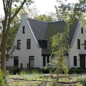 Nieuwbouw  villa aan de rand van Purmerend. Een villa met een wit gestucte gevel en een donker pannendak. Traditionele vormgeving in een modern jasje.