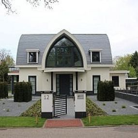 Nieuwbouw  villa in Bergen. Een villa met een wit gestucte gevel en een leien dak.
