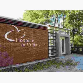 Nieuwbouw hospice in Purmerend. Een kenmerkende lichte ontvangst uitgevoerd in mooie materialen.