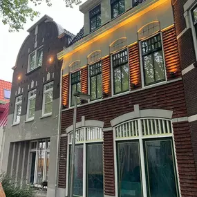 Nieuwbouw woningen in de binnenstad van Purmerend. Tradionele historiserende architectuur maar toch tijdloos.