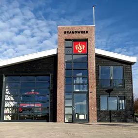 Nieuwbouw brandweerkazerne Kwadijk. Een moderne brandweerkazerne in landelijk gebied.