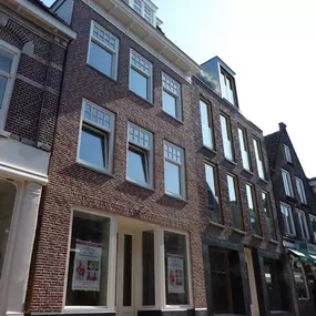 Nieuwbouwplan in de binnenstad van Purmerend. Twee percelen in de binnenstad zijn gelijktijdig ontwikkeld. Een historiserende gevel links en een moderne interpertatie aan de rechterzijde.