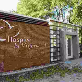 Nieuwbouw hospice in Purmerend. Een kenmerkende lichte ontvangst uitgevoerd in mooie materialen.