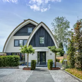 Nieuwbouw  villa in het landelijk gebied van Landsmeer. Een villa met een wit gestucte gevel en een rieten kap. Traditionele vormgeving in een modern jasje.