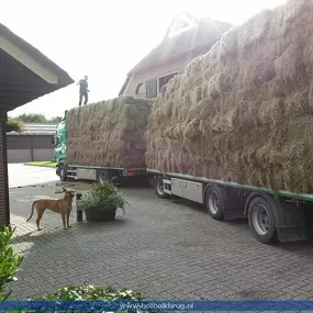 Kleine pakjes hooi lossen