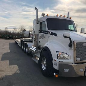 Did your 18-wheeler breakdown? Call us for towing!