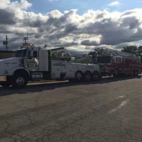 Did your 18-wheeler breakdown? Call us for towing!