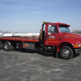 Did your 18-wheeler breakdown? Call us for towing!