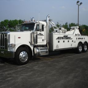 Did your 18-wheeler breakdown? Call us for towing!