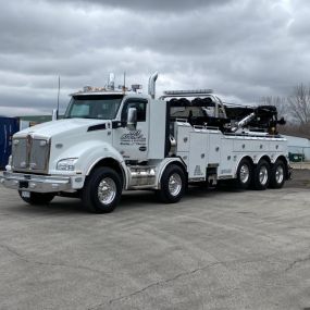 Did your 18-wheeler breakdown? Call us for towing!