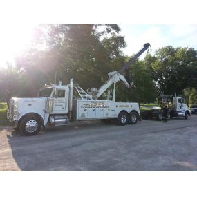 Did your 18-wheeler breakdown? Call us for towing!