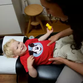 Kinderchiropractie Utrecht, Chiropractor Michele behandelt een kind