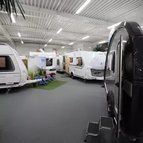 Doorzicht caravanshowroom