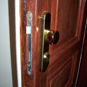bezpeč. dveřní zámek,žluté kování (2)
