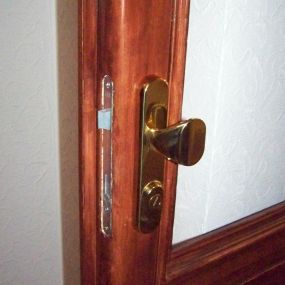 bezpeč. dveřní zámek,žluté kování (1)