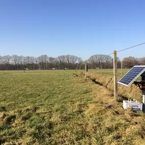 Stroomklok met accu en zonnepaneel. Deze wordt ook gemaakt met anti-difstal kast.