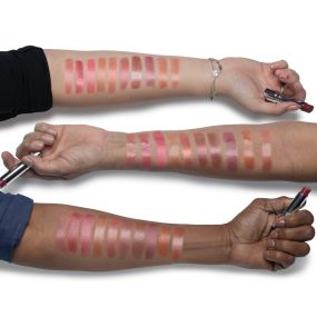 Healthy, happy lips ???? shiny hues! Our Tinted Lip Balm comes in many colors with cream and shimmer finishes that look stunning with every skin tone.????
Shown above on top arm (from left to right):
Pink Quartz - Soft Pink (Shimmer)
Pink - Rich Pink (Cream)
Blush - Mid-Tone Pink (Cream)
Bare Bronze - Bronze (Shimmer)
Neutral - Neutral Rose (Shimmer)
Soft Ruby - Soft Red (Shimmer)
Rose Kiss - Rich Rose (Shimmer)
Orchid - Mauve (Cream)
Warm Blossom - Warm Rose (Cream)
Melon - Warm Neutral (Cream)