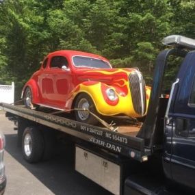 EDDIE B TOWING & RECOVERY
This 24-hour facility provides towing, recovery and roadside assistance. Serving Lebanon, Maine, and the surrounding areas, rely on us for all your transports. We tow vehicles, trailers, sheds, machinery, and equipment. This team of exceptional towers take on every tow with care, and transporting show cars is our specialty. At the ready day or night, rely on us whenever your vehicle is in trouble. From passenger cars and trucks to travel trailers, we have solutions for 