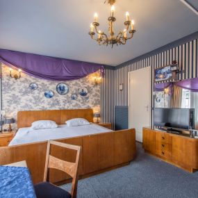 De Delftsblauwe Kamer is een Comfort Kamer op de 1e etage van het hotel, met uitzicht over de gracht.