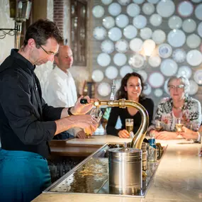 Drink een drankje in onze gezellige hotelbar.