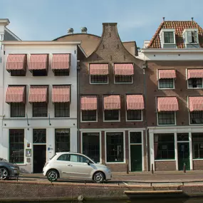 Hotel Nieuw Minerva ligt langs een levendige gracht, midden in het centrum van Leiden.