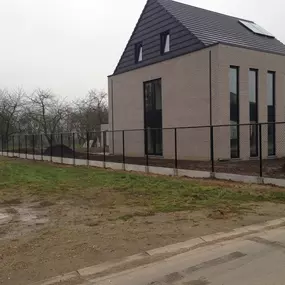 Zwarte tennisdraad met betonvoet en betonplaat