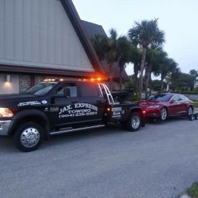 Call now for a fast and efficient towing service!
