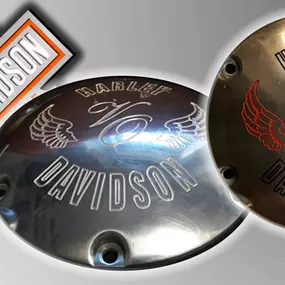 Harley-Davidson-Gravur:
Kupplungsdeckel, vom Kunden beigestellt, mit Harley-Schriftzug, Initialen und Verzierung und schon macht es Ihr Bike noch persönlicher