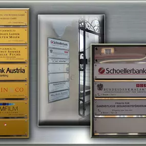 Objektbeschilderung in Aluminium:
elegante und flexible Beschilderung für Mehrparteienhäuser, Logos und Texte graviert, mehrfärbig ausgeführt,
montiert auf Unterkonstruktion mittels verchromten Distanzen mit edlem Nirodesign im Hintergrund