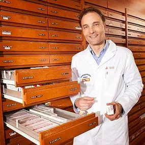 Willkommen in der Stadtapotheke Hallein
Eine Apotheke mit Herz und Eigenproduktion
Bei uns stehen der Kunde und seine Wünsche im Vordergrund! Mit einem freundlichen, bestens ausgebilde­ten Experten von rund 20 Mitarbeiterinnen führt Mag. Volker Kühn eine auch auf alternative Heilmethoden spezialisierte Apotheke, in der der Kunde im Mittelpunkt steht.

Unser Team steht für Kompetenz und Service rund um das Thema Gesundheit, Therapieverfahren und Pharmazie.

Wir freuen uns Ihnen bei allen Gesundhe