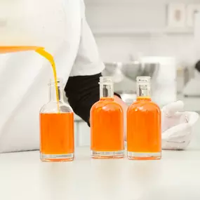 Willkommen in der Stadtapotheke Hallein
Eine Apotheke mit Herz und Eigenproduktion
Bei uns stehen der Kunde und seine Wünsche im Vordergrund! Mit einem freundlichen, bestens ausgebilde­ten Experten von rund 20 Mitarbeiterinnen führt Mag. Volker Kühn eine auch auf alternative Heilmethoden spezialisierte Apotheke, in der der Kunde im Mittelpunkt steht.

Unser Team steht für Kompetenz und Service rund um das Thema Gesundheit, Therapieverfahren und Pharmazie.

Wir freuen uns Ihnen bei allen Gesundhe