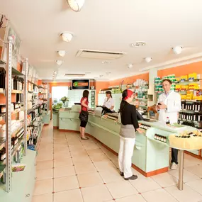 Willkommen in der Stadtapotheke Hallein
Eine Apotheke mit Herz und Eigenproduktion
Bei uns stehen der Kunde und seine Wünsche im Vordergrund! Mit einem freundlichen, bestens ausgebilde­ten Experten von rund 20 Mitarbeiterinnen führt Mag. Volker Kühn eine auch auf alternative Heilmethoden spezialisierte Apotheke, in der der Kunde im Mittelpunkt steht.

Unser Team steht für Kompetenz und Service rund um das Thema Gesundheit, Therapieverfahren und Pharmazie.

Wir freuen uns Ihnen bei allen Gesundhe