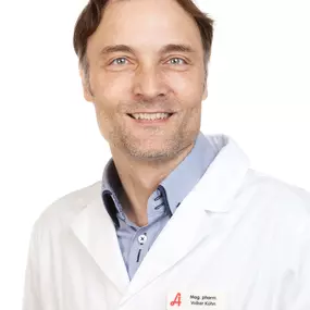 Willkommen in der Stadtapotheke Hallein
Eine Apotheke mit Herz und Eigenproduktion
Bei uns stehen der Kunde und seine Wünsche im Vordergrund! Mit einem freundlichen, bestens ausgebilde­ten Experten von rund 20 Mitarbeiterinnen führt Mag. Volker Kühn eine auch auf alternative Heilmethoden spezialisierte Apotheke, in der der Kunde im Mittelpunkt steht.

Unser Team steht für Kompetenz und Service rund um das Thema Gesundheit, Therapieverfahren und Pharmazie.

Wir freuen uns Ihnen bei allen Gesundhe