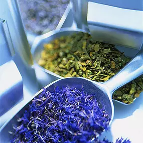 Willkommen in der Stadtapotheke Hallein
Eine Apotheke mit Herz und Eigenproduktion
Bei uns stehen der Kunde und seine Wünsche im Vordergrund! Mit einem freundlichen, bestens ausgebilde­ten Experten von rund 20 Mitarbeiterinnen führt Mag. Volker Kühn eine auch auf alternative Heilmethoden spezialisierte Apotheke, in der der Kunde im Mittelpunkt steht.

Unser Team steht für Kompetenz und Service rund um das Thema Gesundheit, Therapieverfahren und Pharmazie.

Wir freuen uns Ihnen bei allen Gesundhe