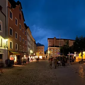 Willkommen in der Stadtapotheke Hallein
Eine Apotheke mit Herz und Eigenproduktion
Bei uns stehen der Kunde und seine Wünsche im Vordergrund! Mit einem freundlichen, bestens ausgebilde­ten Experten von rund 20 Mitarbeiterinnen führt Mag. Volker Kühn eine auch auf alternative Heilmethoden spezialisierte Apotheke, in der der Kunde im Mittelpunkt steht.

Unser Team steht für Kompetenz und Service rund um das Thema Gesundheit, Therapieverfahren und Pharmazie.

Wir freuen uns Ihnen bei allen Gesundhe