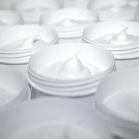 Willkommen in der Stadtapotheke Hallein
Eine Apotheke mit Herz und Eigenproduktion
Bei uns stehen der Kunde und seine Wünsche im Vordergrund! Mit einem freundlichen, bestens ausgebilde­ten Experten von rund 20 Mitarbeiterinnen führt Mag. Volker Kühn eine auch auf alternative Heilmethoden spezialisierte Apotheke, in der der Kunde im Mittelpunkt steht.

Unser Team steht für Kompetenz und Service rund um das Thema Gesundheit, Therapieverfahren und Pharmazie.

Wir freuen uns Ihnen bei allen Gesundhe