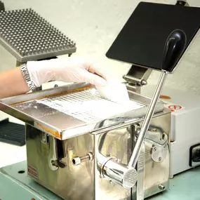 Willkommen in der Stadtapotheke Hallein
Eine Apotheke mit Herz und Eigenproduktion
Bei uns stehen der Kunde und seine Wünsche im Vordergrund! Mit einem freundlichen, bestens ausgebilde­ten Experten von rund 20 Mitarbeiterinnen führt Mag. Volker Kühn eine auch auf alternative Heilmethoden spezialisierte Apotheke, in der der Kunde im Mittelpunkt steht.

Unser Team steht für Kompetenz und Service rund um das Thema Gesundheit, Therapieverfahren und Pharmazie.

Wir freuen uns Ihnen bei allen Gesundhe