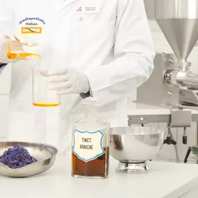 Willkommen in der Stadtapotheke Hallein
Eine Apotheke mit Herz und Eigenproduktion
Bei uns stehen der Kunde und seine Wünsche im Vordergrund! Mit einem freundlichen, bestens ausgebilde­ten Experten von rund 20 Mitarbeiterinnen führt Mag. Volker Kühn eine auch auf alternative Heilmethoden spezialisierte Apotheke, in der der Kunde im Mittelpunkt steht.

Unser Team steht für Kompetenz und Service rund um das Thema Gesundheit, Therapieverfahren und Pharmazie.

Wir freuen uns Ihnen bei allen Gesundhe