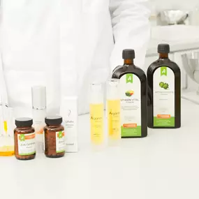 Willkommen in der Stadtapotheke Hallein
Eine Apotheke mit Herz und Eigenproduktion
Bei uns stehen der Kunde und seine Wünsche im Vordergrund! Mit einem freundlichen, bestens ausgebilde­ten Experten von rund 20 Mitarbeiterinnen führt Mag. Volker Kühn eine auch auf alternative Heilmethoden spezialisierte Apotheke, in der der Kunde im Mittelpunkt steht.

Unser Team steht für Kompetenz und Service rund um das Thema Gesundheit, Therapieverfahren und Pharmazie.

Wir freuen uns Ihnen bei allen Gesundhe