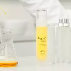 Willkommen in der Stadtapotheke Hallein
Eine Apotheke mit Herz und Eigenproduktion
Bei uns stehen der Kunde und seine Wünsche im Vordergrund! Mit einem freundlichen, bestens ausgebilde­ten Experten von rund 20 Mitarbeiterinnen führt Mag. Volker Kühn eine auch auf alternative Heilmethoden spezialisierte Apotheke, in der der Kunde im Mittelpunkt steht.

Unser Team steht für Kompetenz und Service rund um das Thema Gesundheit, Therapieverfahren und Pharmazie.

Wir freuen uns Ihnen bei allen Gesundhe