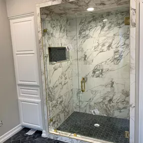 Kerrville's top choice for residential & commercial glass services, including shower doors & enclosures, custom glass table tops & shelving, and mirrors as well as window installation, window repair, re-screening, and commercial glass installation.  Contact us today for more information or to schedule service!