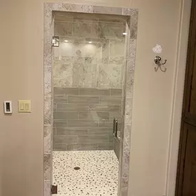 Kerrville's top choice for residential & commercial glass services, including shower doors & enclosures, custom glass table tops & shelving, and mirrors as well as window installation, window repair, re-screening, and commercial glass installation.  Contact us today for more information or to schedule service!