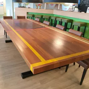 Blad gemaakt van oude houten sporthal vloer. Met een oude trunbrug  als onderstel.