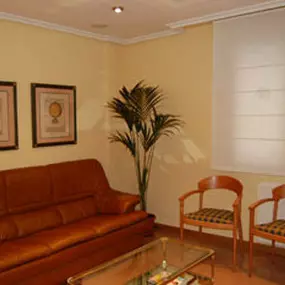 clinica-dental-perez-mombiela-sala-espera-02.jpg