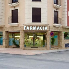 farmacia-ramon-alarcon-fachada-01.jpg