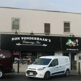 Vonderhaar's Market, Reading OH 45215 offers freshly cut meats, groceries, beer, liquor, wine and much more! https://www.vonderhaarsmarket.com