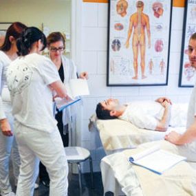 Massage-Kosmetik-Fusspflege- Schule Holos Institut - Auersperg Rainer in 1050 Wien