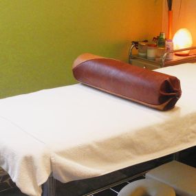 Massage-Kosmetik-Fusspflege- Schule Holos Institut - Auersperg Rainer in 1050 Wien