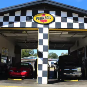 Need fast and reliable car care? At Moss Lube, we’ve got you covered with quick, in-and-out services like Oil Changes, Brakes, and minor Auto Repair. No need to wait around—get back on the road in no time!